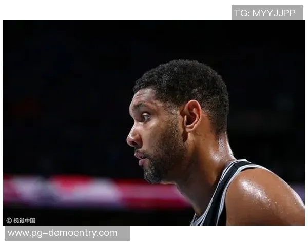 邓肯与姚明深情拥抱瞬间展现篮球友谊与传奇对决的感人时刻