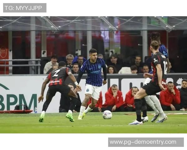 世界杯焦点战：AC米兰与国米激战成平局神扑瞬间引发全场热议